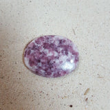 Lepidolita en Mica "Worry Stone" Piedra calmante 3.5 x 2.8 cm aproximadamente - Caleidoscopio